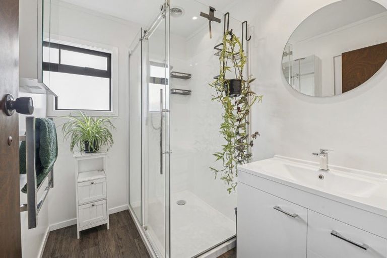 Photo of property in 43 Matthew Place, Kawaha Point, Rotorua, 3010