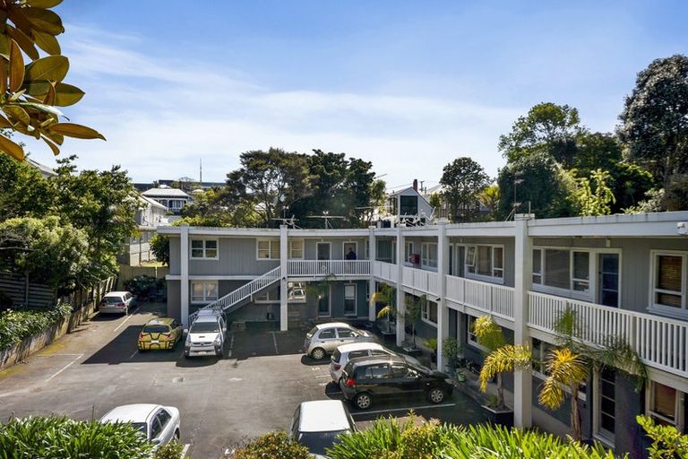 Photo of property in 33 Turakina Street, Merrilands, New Plymouth, 4312
