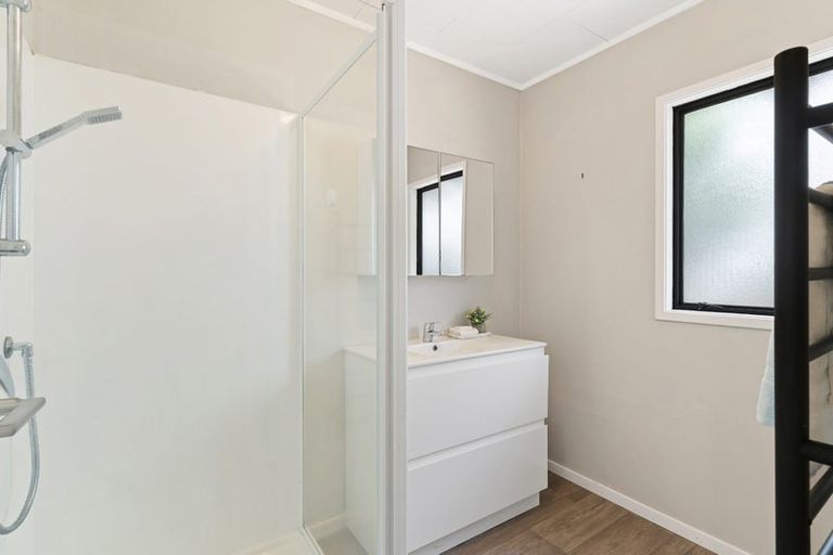 Photo of property in 9 Kupari Place, Totara Vale, Auckland, 0629