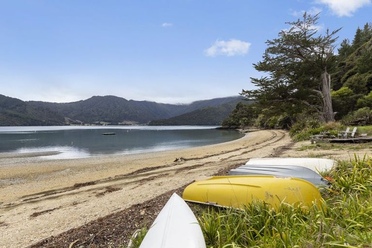 Photo of property in 19 Sandy Bay Road, Black Rock, Picton, 7282