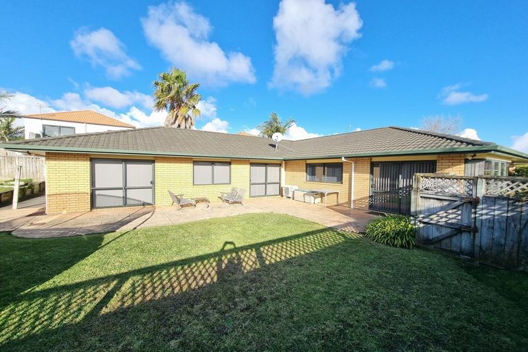 Photo of property in 91 Moyrus Crescent, East Tamaki Heights, Auckland, 2016