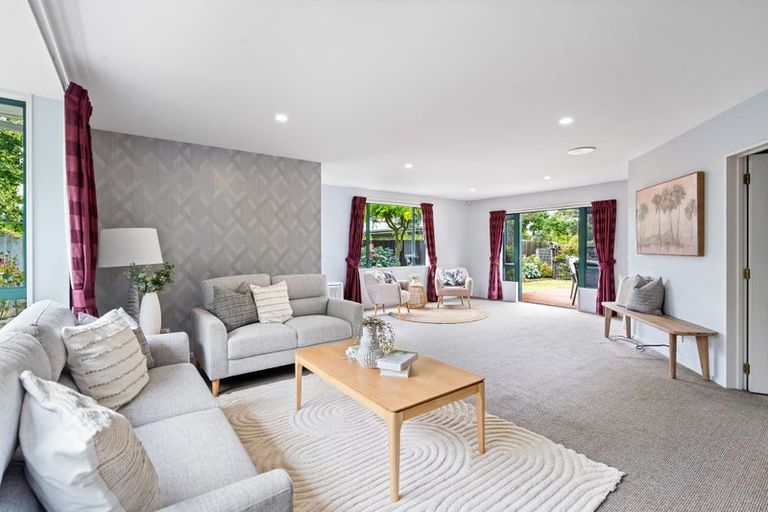 Photo of property in 21 Thornwood Place, Redwood, Christchurch, 8051