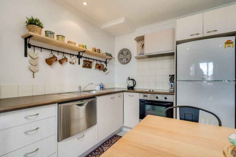 Photo of property in Paramount Apartments, 4/281 Maunganui Road, Mount Maunganui, 3116