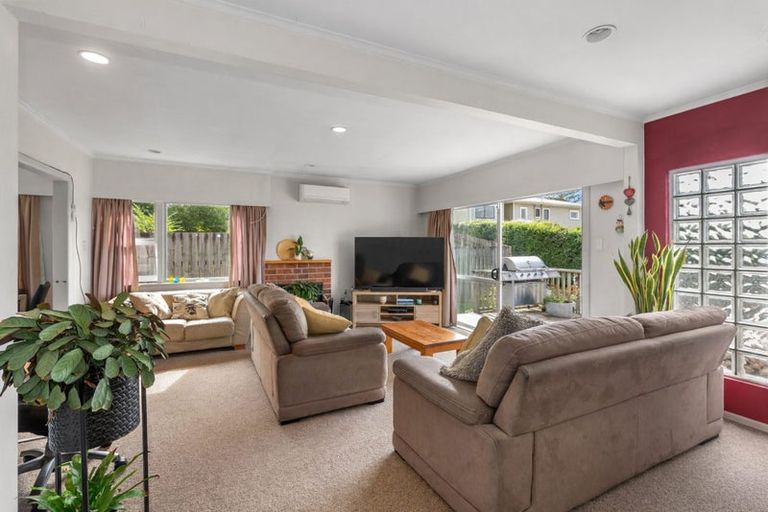 Photo of property in 1/5 Camelot Place, Glenfield, Auckland, 0629