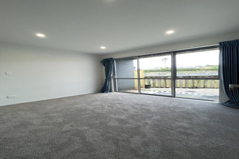 Photo of property in 2/10 Vinifera Place, Fairview Heights, Auckland, 0632