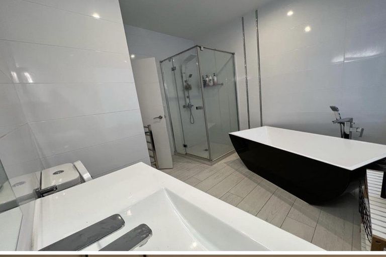 Photo of property in 37 Newington Road, Henderson, Auckland, 0612