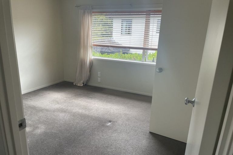 Photo of property in 4 Ravine Lane, Oteha, Auckland, 0632