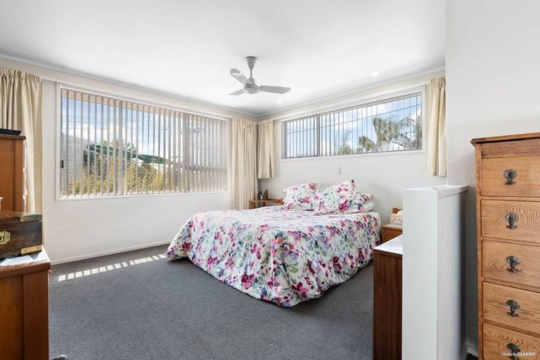 Photo of property in 15 Waiwera Place, Waiwera, Orewa, 0994