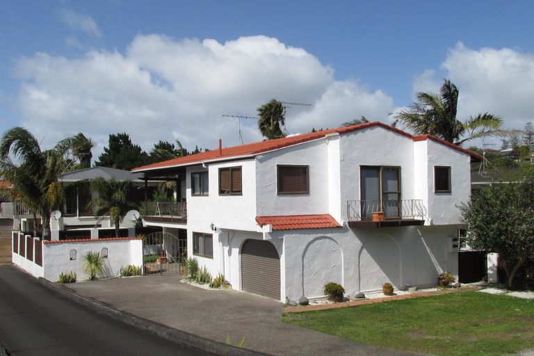 Photo of property in 2/8 Commodore Parry Road, Castor Bay, Auckland, 0620
