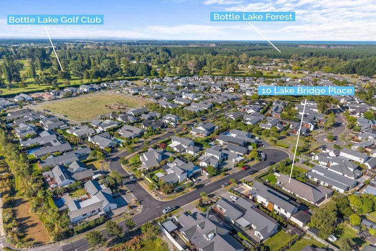 Photo of property in 10 Lakebridge Place, Parklands, Christchurch, 8083
