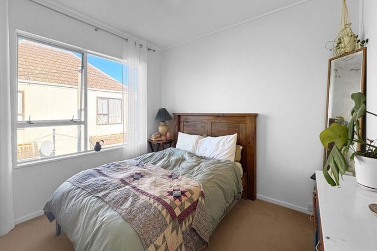Photo of property in 4/218 Onepu Road, Lyall Bay, Wellington, 6022