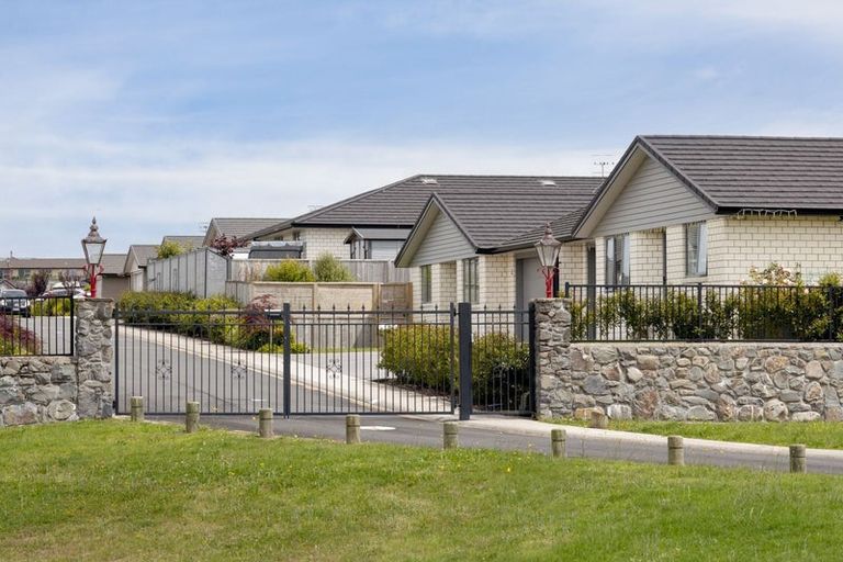 Photo of property in Waterview Estate, 30/4 Greystone Place, Omokoroa, 3114