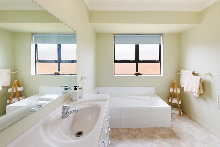 Photo of property in 14 Woodgate Court, Fitzherbert, Palmerston North, 4410