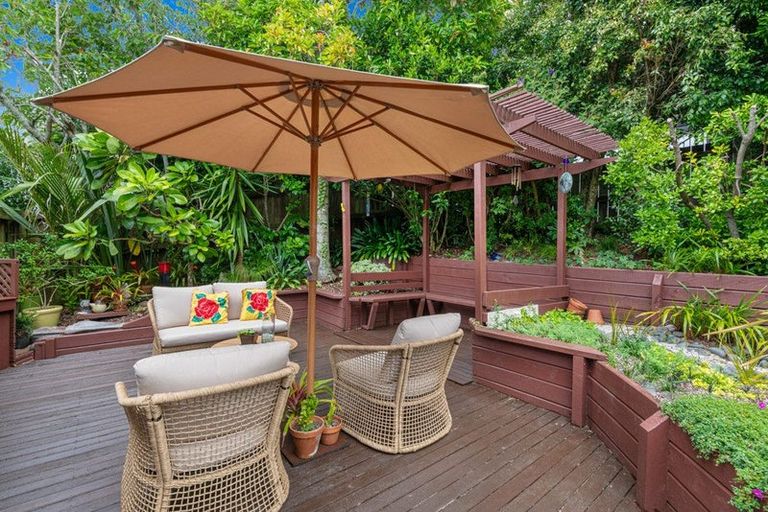 Photo of property in 32 Unsworth Drive, Unsworth Heights, Auckland, 0632