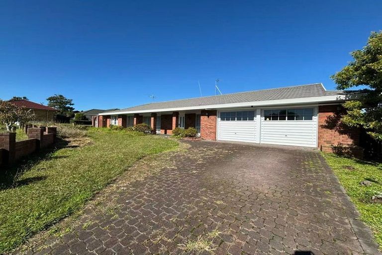 Photo of property in 24 Crescent Hills Court, Northpark, Auckland, 2013