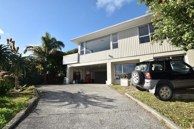 Photo of property in 24 Domain Crescent, Muriwai, Waimauku, 0881