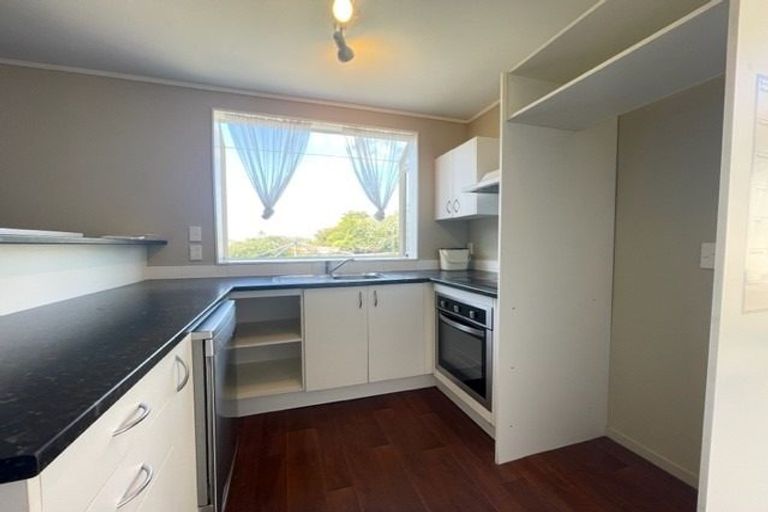 Photo of property in 25 Kelman Road, Kelston, Auckland, 0602