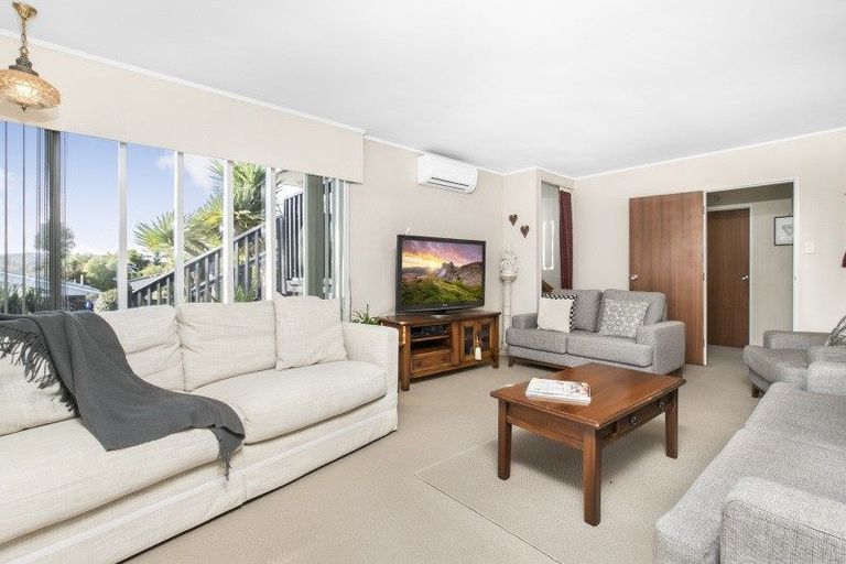 Photo of property in 8 Mccall Place, Opaheke, Papakura, 2113