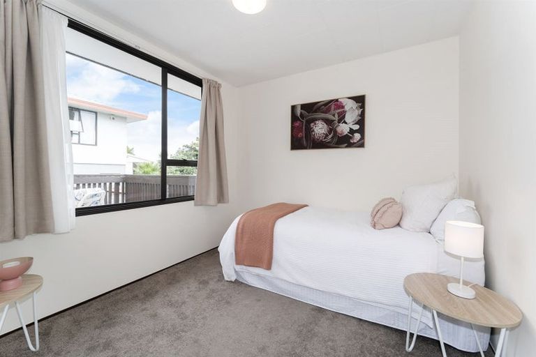 Photo of property in 2/28 Exeter Place, Unsworth Heights, Auckland, 0632