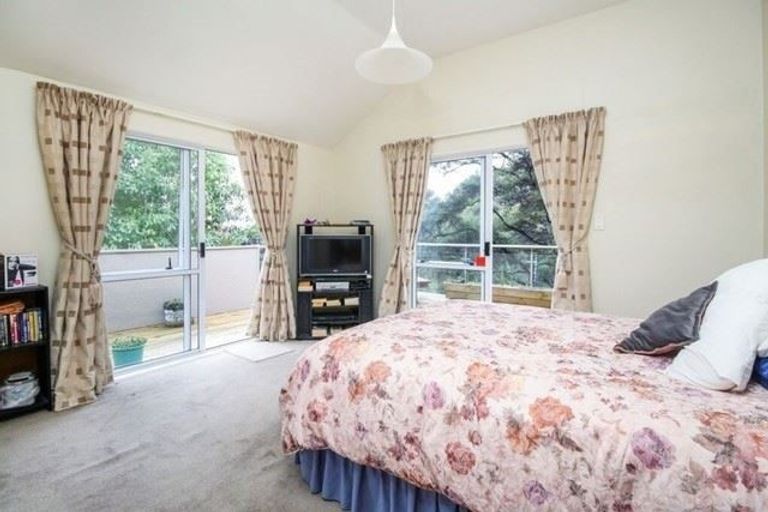 Photo of property in 16 Lagoon Way, West Harbour, Auckland, 0618