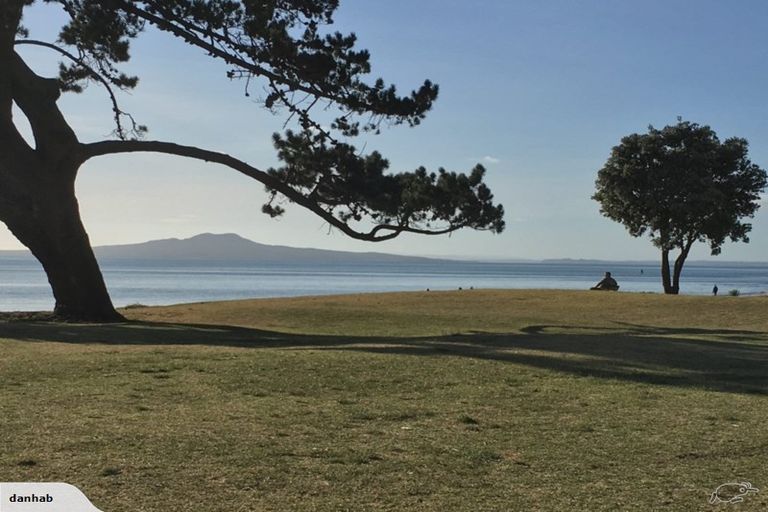 Photo of property in 2/8 Dianthus Place, Browns Bay, Auckland, 0630