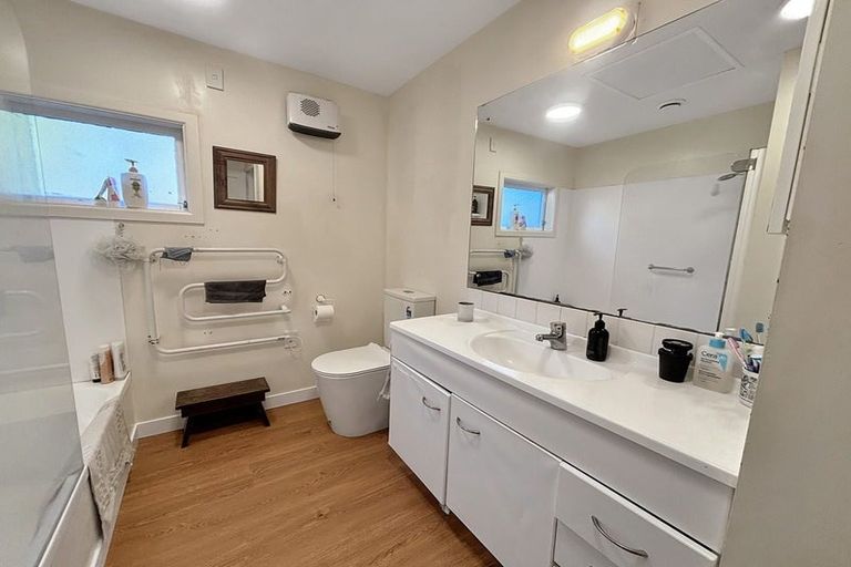 Photo of property in 8 Melbourne Road, Island Bay, Wellington, 6023