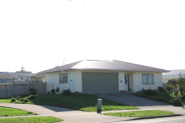 Photo of property in 27 Rutherford Drive, Waikanae Beach, Waikanae, 5036