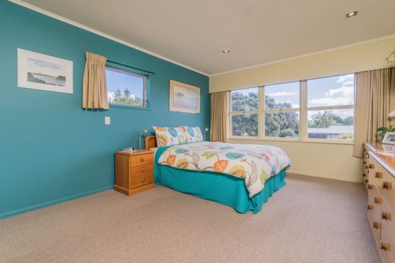 Photo of property in 16 Kiwi Esplanade, Mangere Bridge, Auckland, 2022