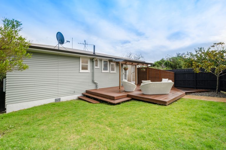 Photo of property in 2/27 Abbotleigh Avenue, Te Atatu Peninsula, Auckland, 0610