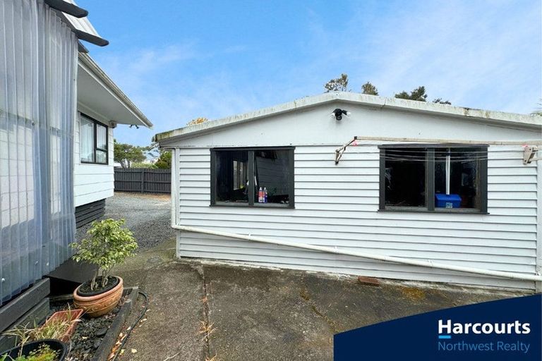 Photo of property in 124 Moire Road, West Harbour, Auckland, 0618