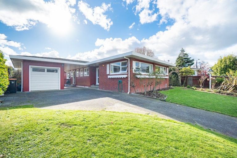 Photo of property in 4 Wikiriwhi Crescent, Awapuni, Palmerston North, 4412