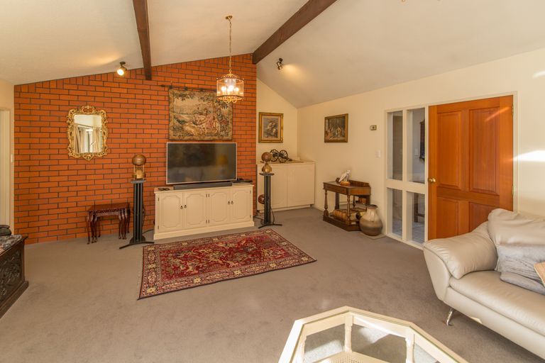 Photo of property in 2 Kent Lodge Avenue, Avonhead, Christchurch, 8042