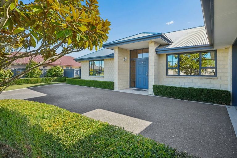 Photo of property in 40 Coolspring Way, Redwood, Christchurch, 8051