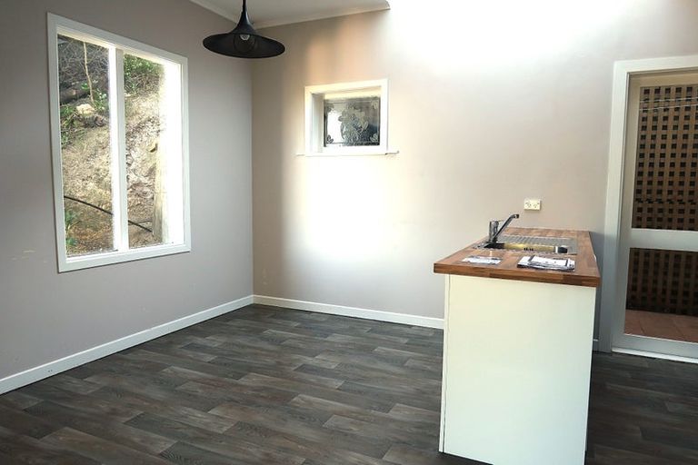 Photo of property in 58 Hungerford Road, Houghton Bay, Wellington, 6023