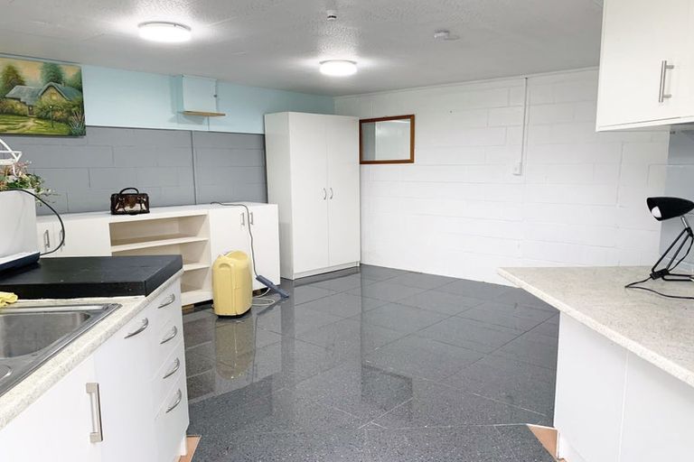 Photo of property in 1/92 Lake Road, Northcote, Auckland, 0627