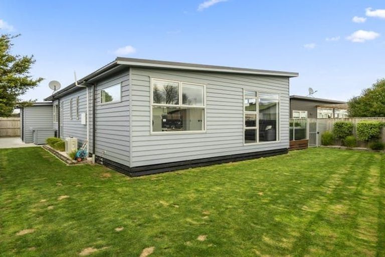 Photo of property in 58 Exeter Crescent, Takaro, Palmerston North, 4412