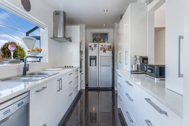 Photo of property in 2/29 Sunnyfield Crescent, Glenfield, Auckland, 0629