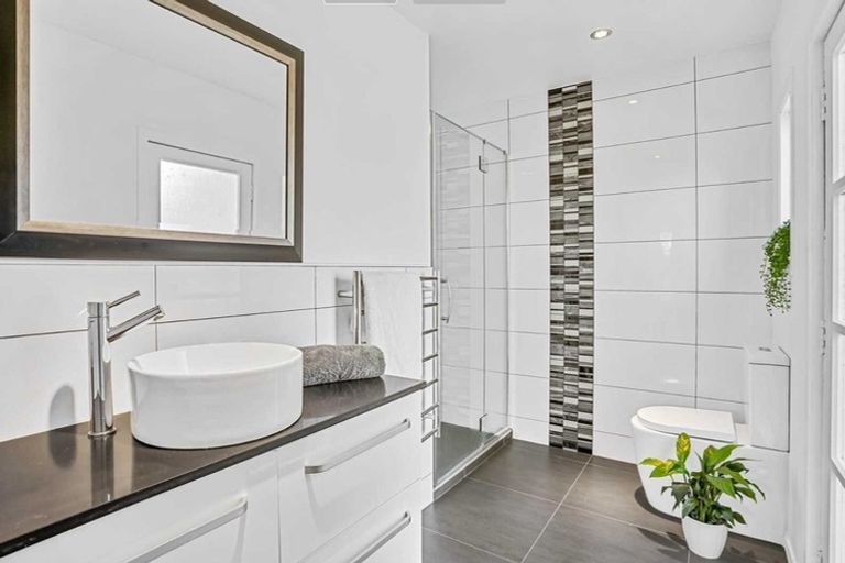 Photo of property in 69 Ravenwood Drive, Forrest Hill, Auckland, 0620