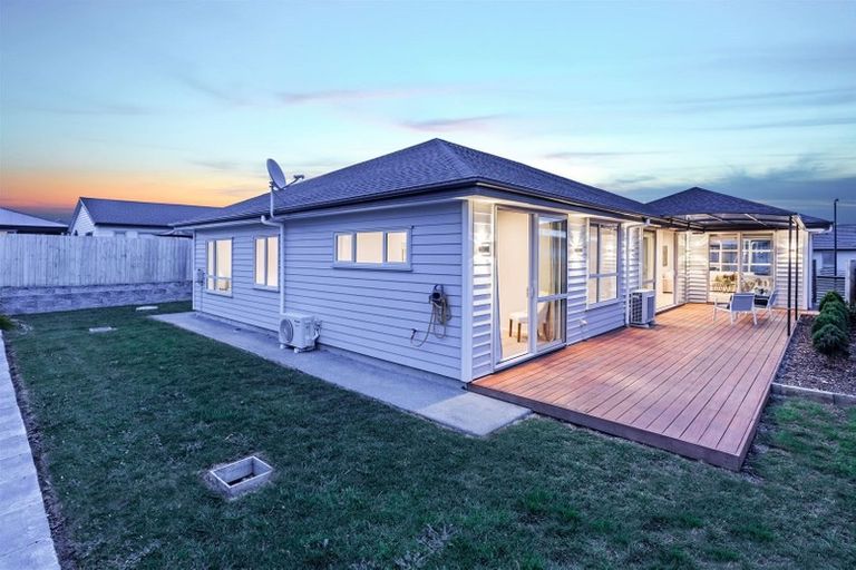 Photo of property in 17 Aporo Drive, Kumeu, 0810