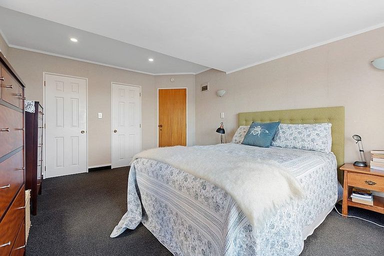 Photo of property in 35 Heta Road, Highlands Park, New Plymouth, 4312