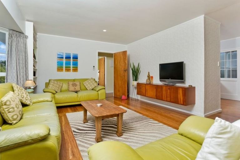 Photo of property in 2/28 Sovereign Place, Glenfield, Auckland, 0629