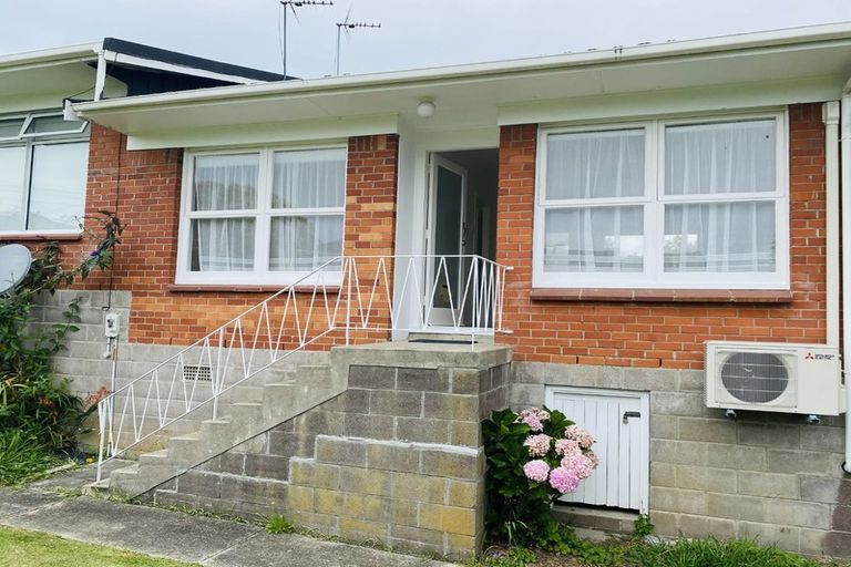 Photo of property in 2/12 Raines Avenue, Forrest Hill, Auckland, 0620