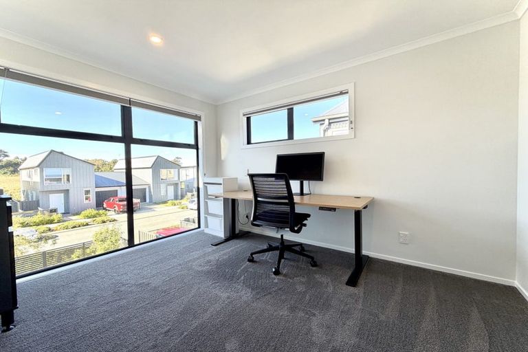 Photo of property in 21 Koreke Close, Kenepuru, Porirua, 5022