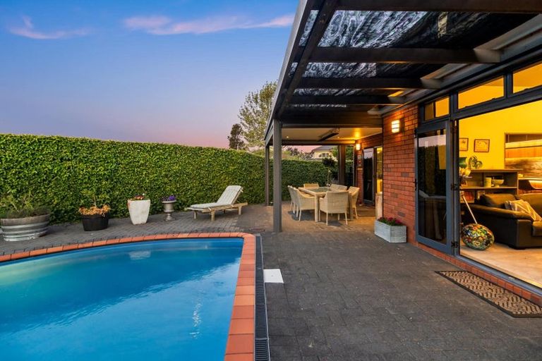 Photo of property in 28 Connemara Court, West Harbour, Auckland, 0618