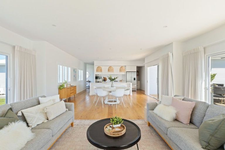 Photo of property in 12 Kowhai Street, Strandon, New Plymouth, 4312