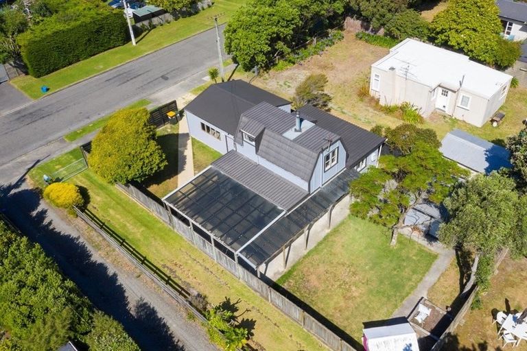Photo of property in 30 Rangihiroa Street, Waikanae Beach, Waikanae, 5036