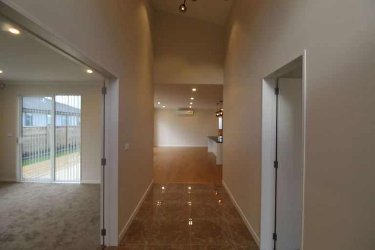 Photo of property in 17 Grove Way, Riverhead, 0820