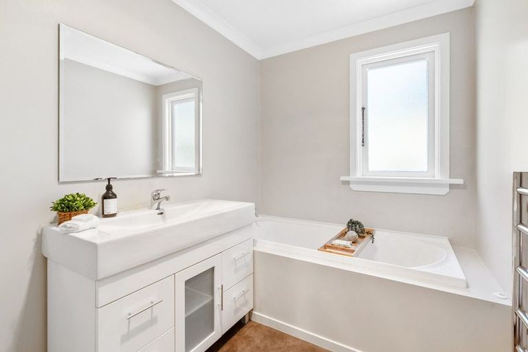 Photo of property in 21 Glenross Street, Glenross, Dunedin, 9011