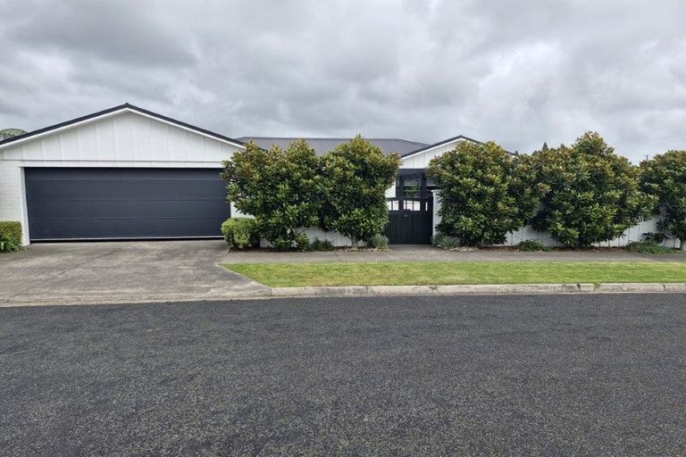 Photo of property in 11 Heta Road, Highlands Park, New Plymouth, 4312