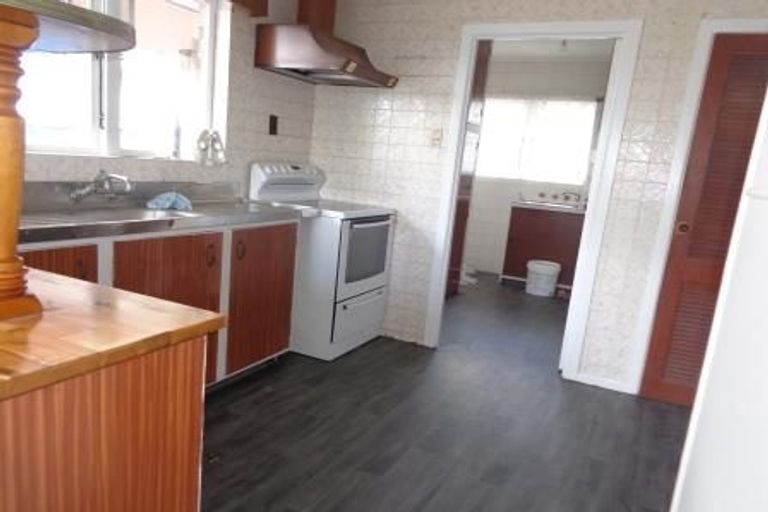 Photo of property in 11 Essex Street, Te Atatu South, Auckland, 0610